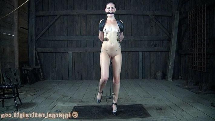 16P Hailey Amateur auf High Heels wird im dunklen Kerker mit Riemen gefesselt