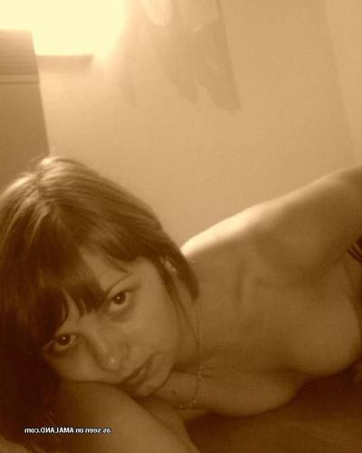 15P Lonely amateur wife showing off on cam