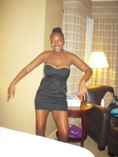 15P Copines adolescentes noires posant et nues
