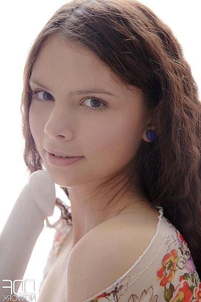 16P 桃色のロシア人アマチュア美女が白いディルドで本当に良いセックスをする