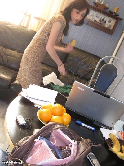 15P Sexy amateur chick showing pussy after shower