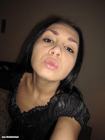 15P Sexy kleine Amateurin macht Nacktfotos