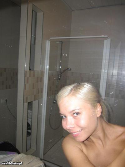 15P Sexy kleiner blonder Teenager bekommt eine warme Dusche