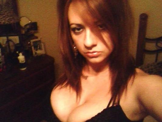 8P 本物の美女がブラジャーを外して巨大なメロンの写真を撮る