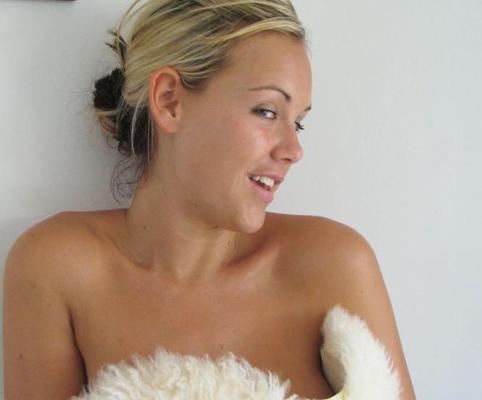 8P Nena configura la cámara de su casa y sacude sus grandes tetas