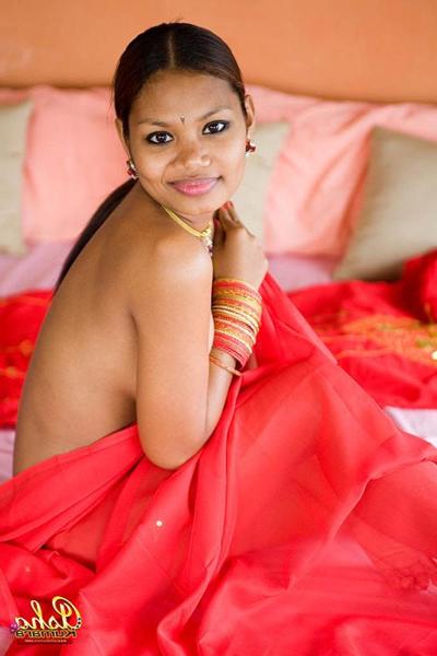15P A princesa Desi mostra seus coques marrons sexy em um lindo sari