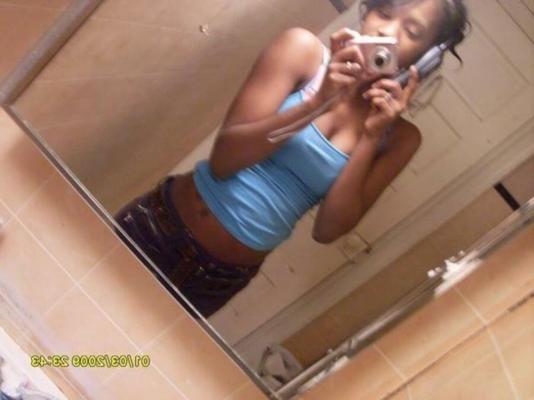 15P Ces copines adolescentes noires posent et nues