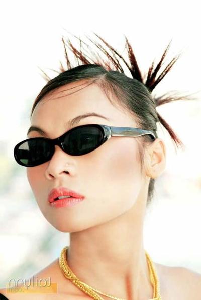 15P Das Glamour-Thai-Model Tailynn posiert im Freien