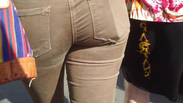 25P Sexy schöner enger Teenie-Arsch und -Hintern in braunen Jeans