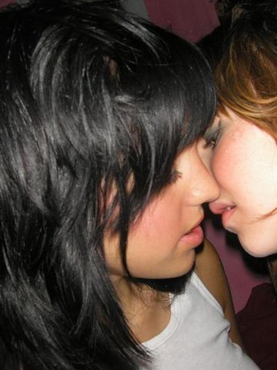 16P Pictures of a chick who displays her shaven pussy