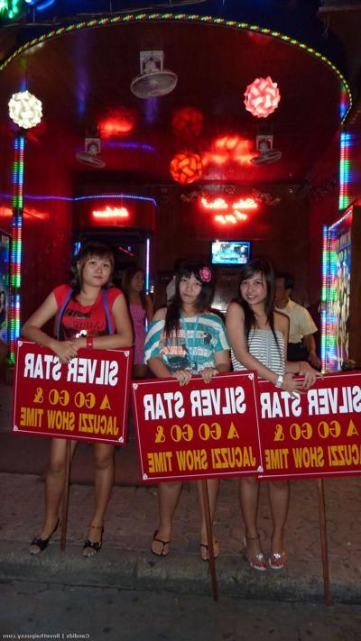 15P Puta callejera tailandesa caliente sin condón a pelo sexo crudo puta asiática engañada