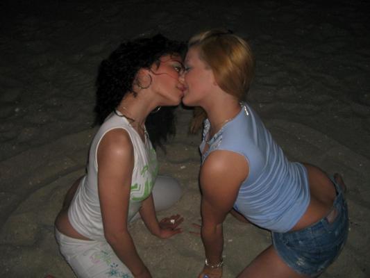16P Babes in sexy beach shots