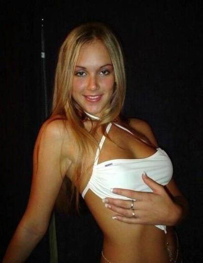 16P Naked babes making good use of their camera phones