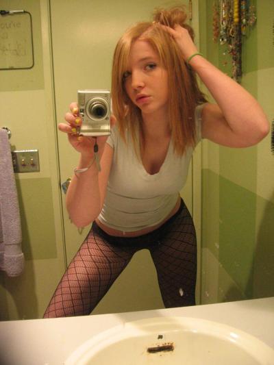 16P Blonde chick gets down and dirty