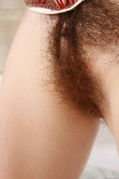 15P Curvy natural hairy amateur babe Kristina spreading muff in bathtub