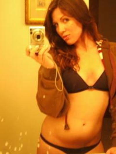 16P Pictures of a pretty babe posing in her room