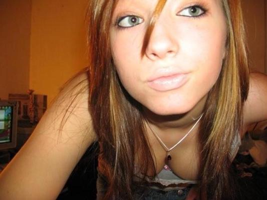 16P Pictures of a chick who displays her shaven pussy