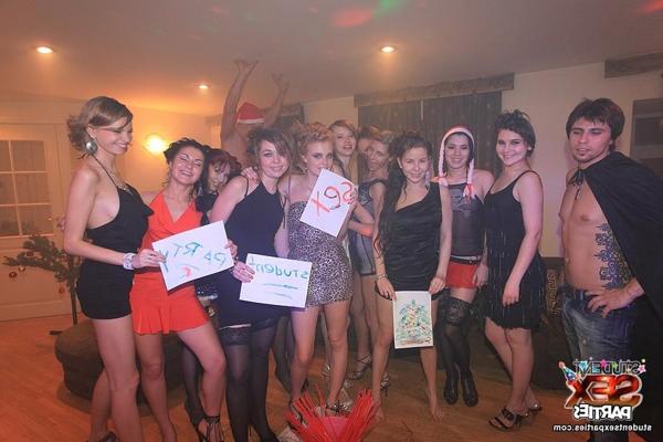 8P Cute girls fuck one cock in the bathroom