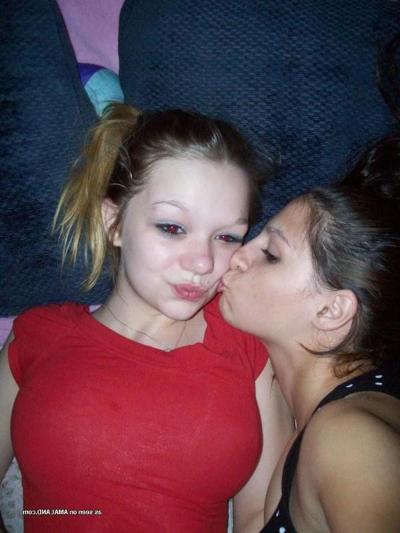10P Geile Lesben-Teenager necken sich gegenseitig auf dem Bett