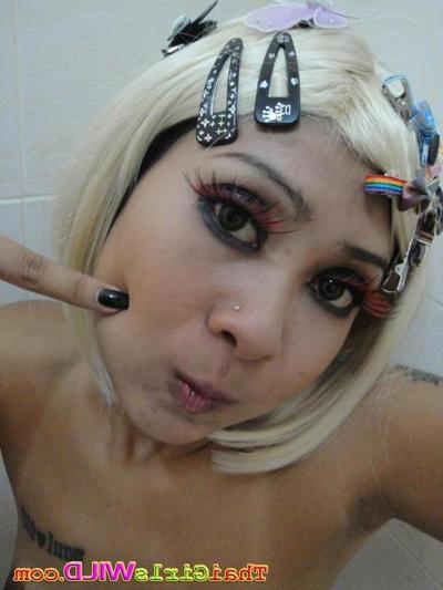 16P Sexy Thai teen poses and shows off her hot body