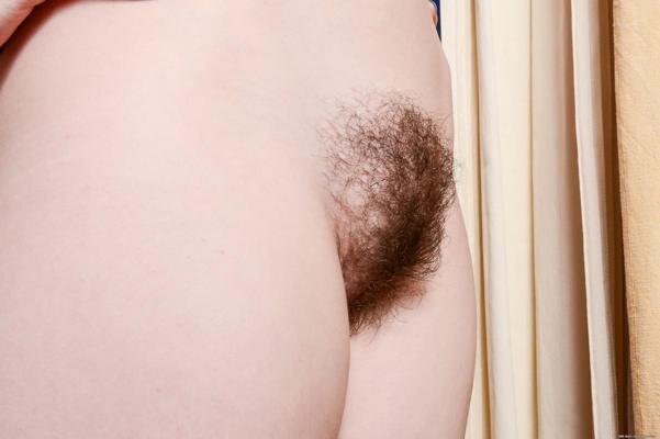 15P Hairy pale skin amateur spreading her pussy