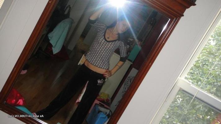 14P Une ado amateur sexy qui se prend en photo dans sa chambre