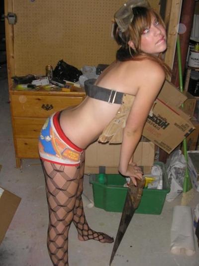 16P Photos of a gothic babe posing in her room