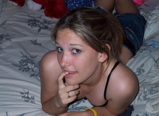 16P Emo blonde babe sucks and pose