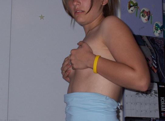 16P Naked pregnant women posing seductively