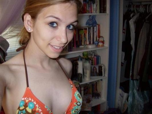 16P A super hot and sexy chick self-shoots to display her gorgeous body