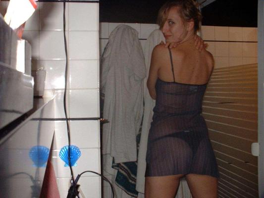 15P MILF posing nude