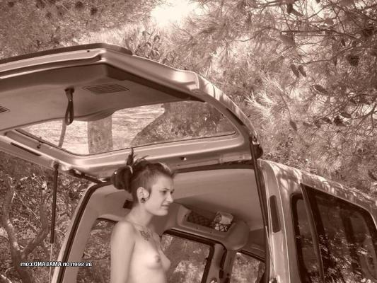 12P Novia punk posando en topless mientras acampa con su novio