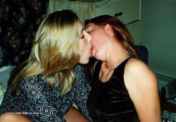 10P Kinky horny wild amateur lesbo lovers in steamy liplock