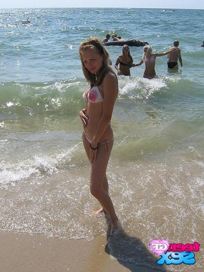 12P Junge Bikini-Girls demonstrieren die Oben-Ohne-Ansicht