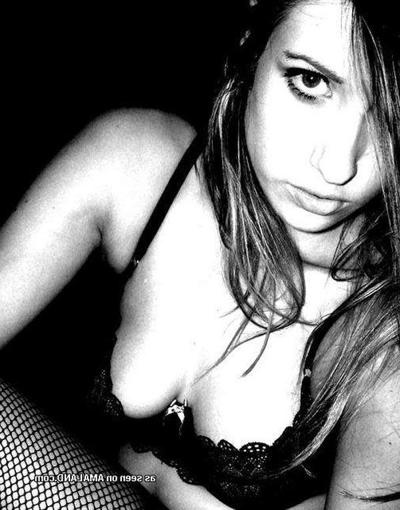 15P Brunette bombshell's self-shots
