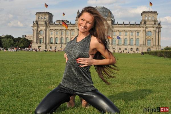 11P Eroberlin-Samantha-Rise-I-LOVE-BERLIN-public-masturbation