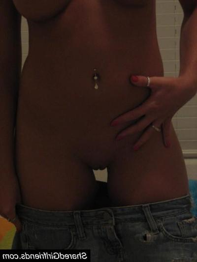 12P Sexy girlfrined showing her boobs and pink in front of the mirror