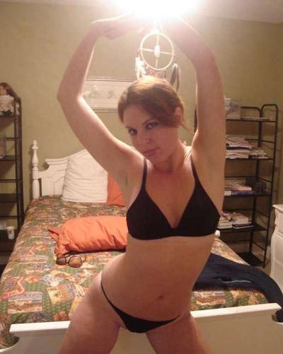 16P Photos of an amateur bombshell's selfpics