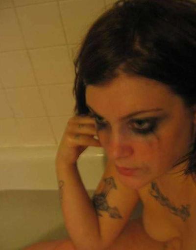 16P Sexy punk babe's naked selfpics