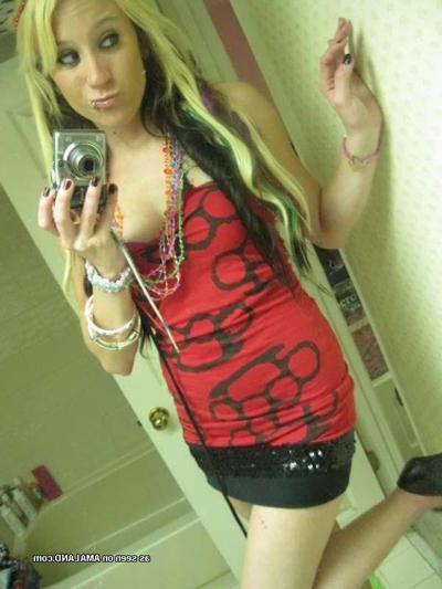 16P Amateur punk chick with pierced lips