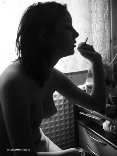 15P Amateur-Teenie-Freundin in ehrlichen, selbstgemachten Badezimmer-Schnappschüssen