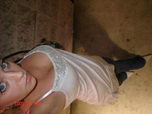 16P Une hollandaise sexy qui se prend en photo