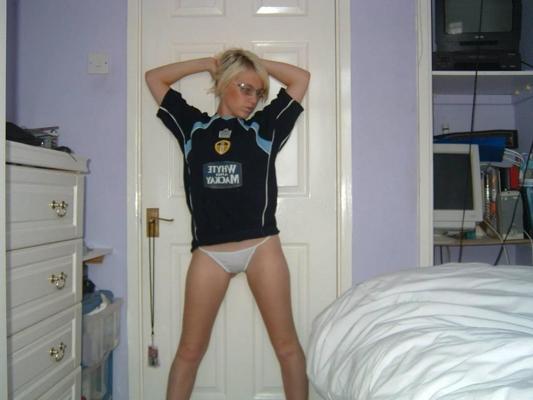 16P Photos of a dark-haired hottie who likes to tease the camera