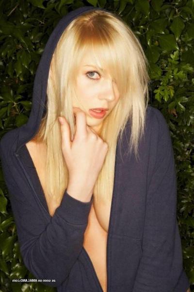 12P Hot blonde GF selfshooting and posing in the mirror