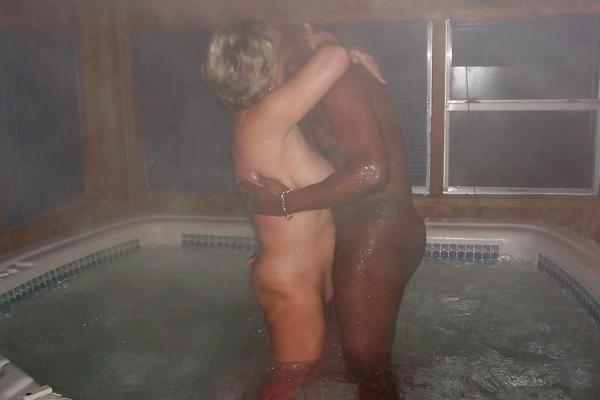 25P Interracail Kissing