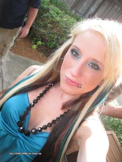 15P Punk babe's playful photo shoot