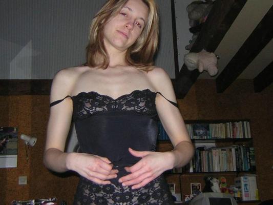 10P Ericka fucking herself in bed with a glass dildo