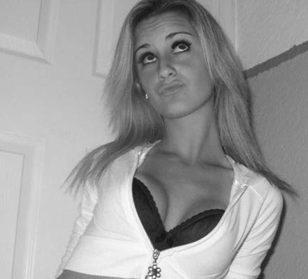 12P Compilation of sizzling hot photos of an emo babe