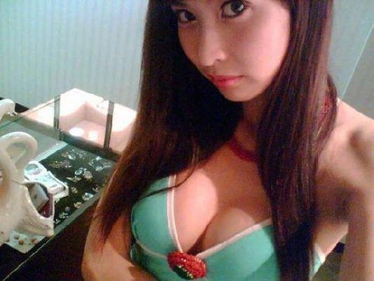 10P Jolies filles asiatiques posant sexy