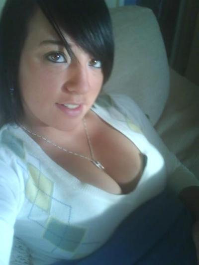 16P Allison nue dans la baignoire